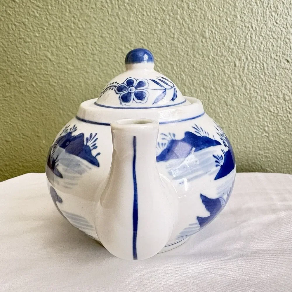 Vintage Small Chinese Blue and White Porcelain Teapot Ducks 4.5”